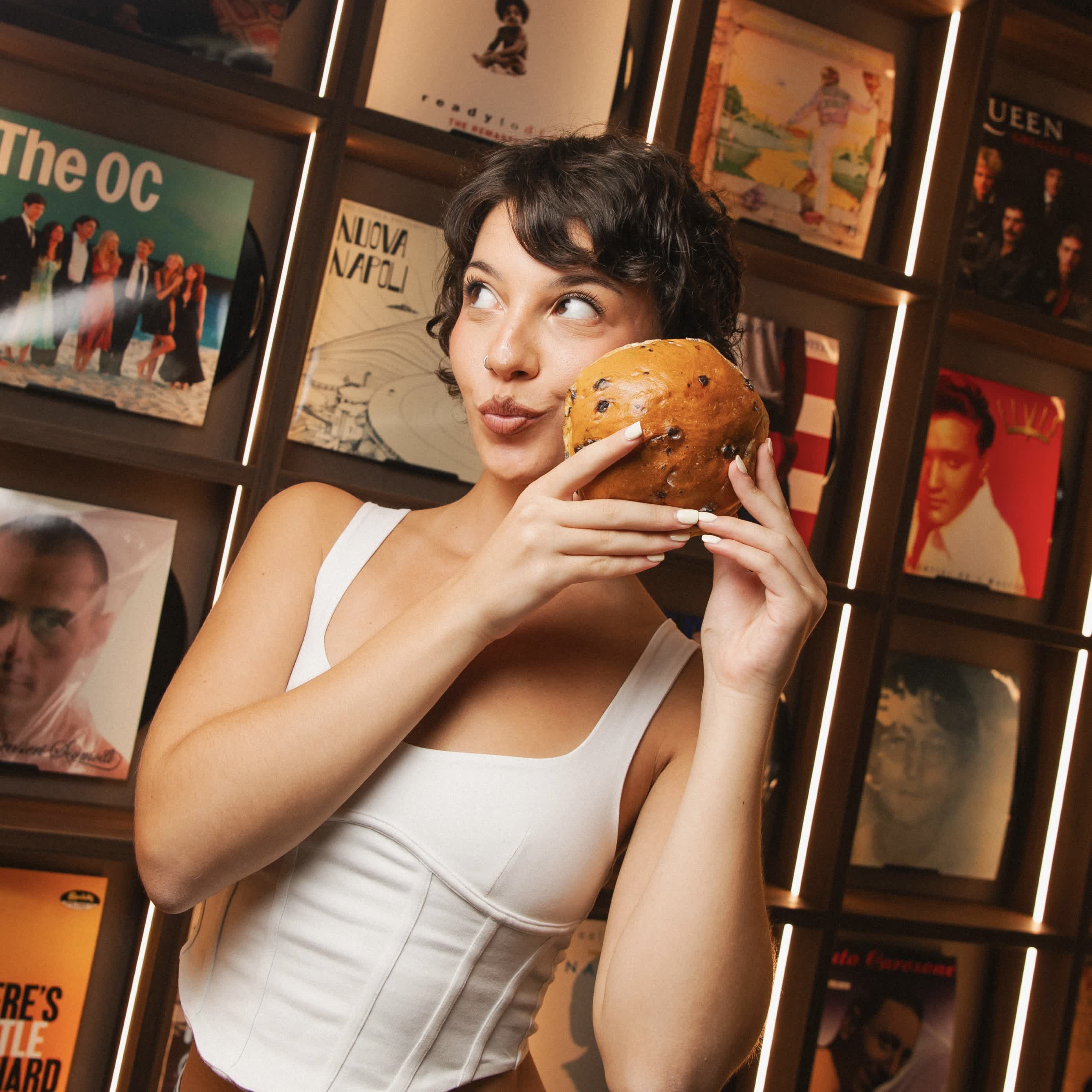 Persone che gustano un hamburger Bunsy